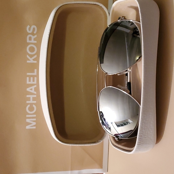NWOT AUTHENTIC MICHAEL KORS RODINARA AVIATOR SUNGLASSES MIRROR LENS SILVER FRAME